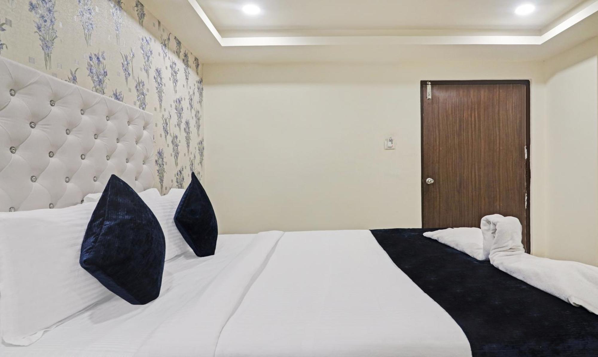 Hotel Bright Airport Zone Шамшабад Экстерьер фото